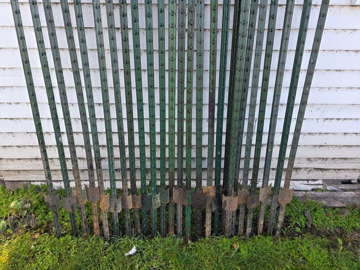 (25)-steel-t-posts,-only-used-once-for-snow-fence,-buying-all-for-one-money-image-4