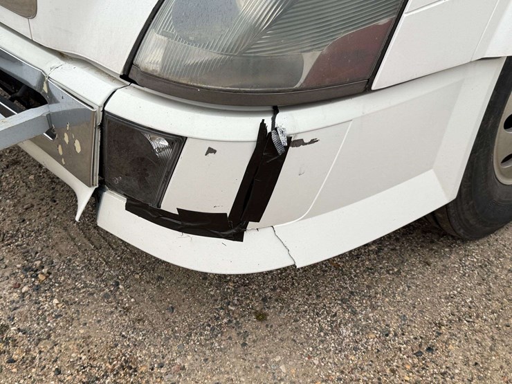 2005-volvo-sleeper-semi,-cummins-isx-engine,-13-speed-eaton-transmission,-wet-kit,-aluminum-front-an-image-43