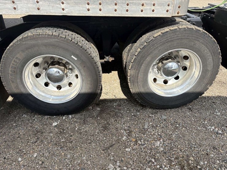 2004-freightliner-m2-business-class-semi-tractor,-day-cab,-mercedes-460,-10-speed,-jake-brake,-lopro-image-12