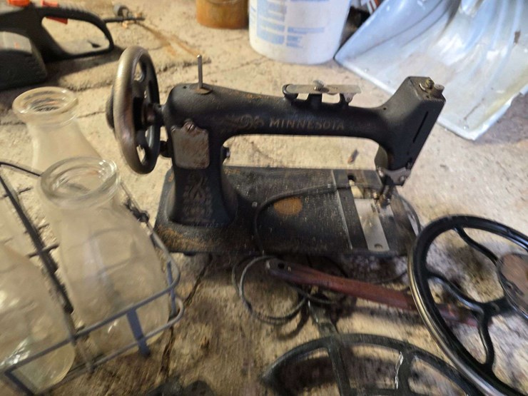 milk-carrier-with-6-glass-bottles,-minnesota-sewing-machine-w/misc-parts-image-9