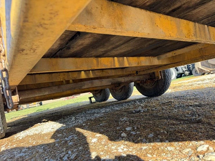 tri-axle-equipment-trailer-image-11