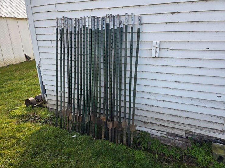 (25)-steel-t-posts,-only-used-once-for-snow-fence,-buying-all-for-one-money-image-1