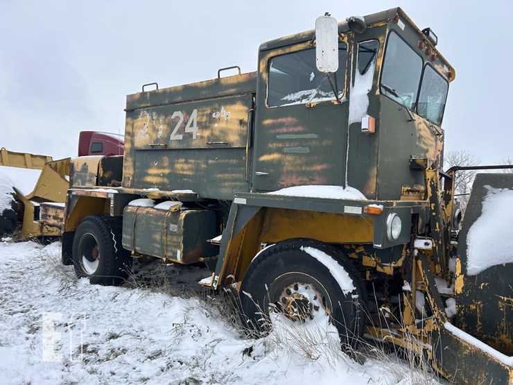 1981-oshkosh-green-snow-blower-image-2