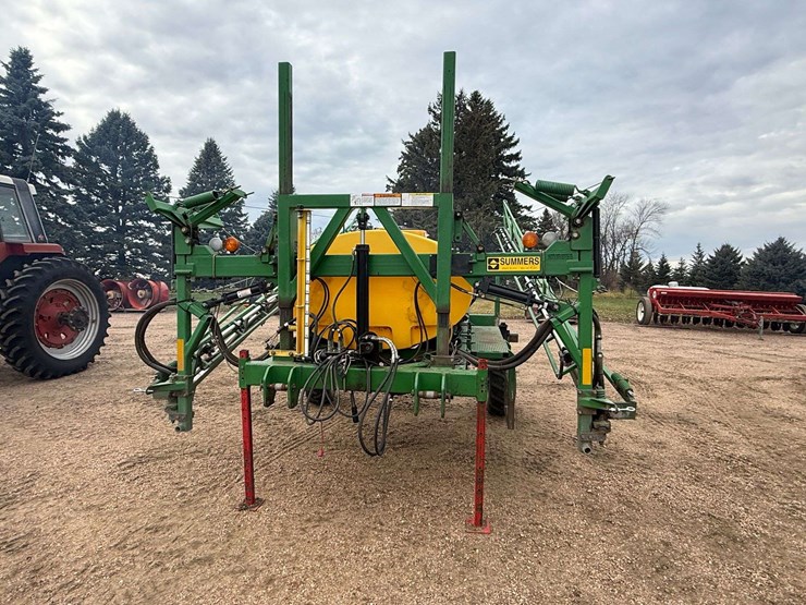 summers-90’-sprayer,-3pt-hookup,-500-gallon-tank,-5-section-shut-offs,-comes-with-controller,-wings-image-2