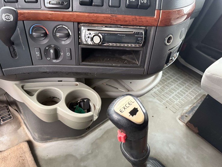 2005-volvo-sleeper-semi,-cummins-isx-engine,-13-speed-eaton-transmission,-wet-kit,-aluminum-front-an-image-36