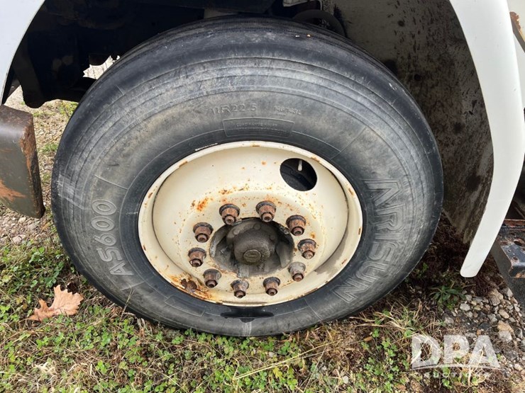 1999-freightliner-fl70-image-15