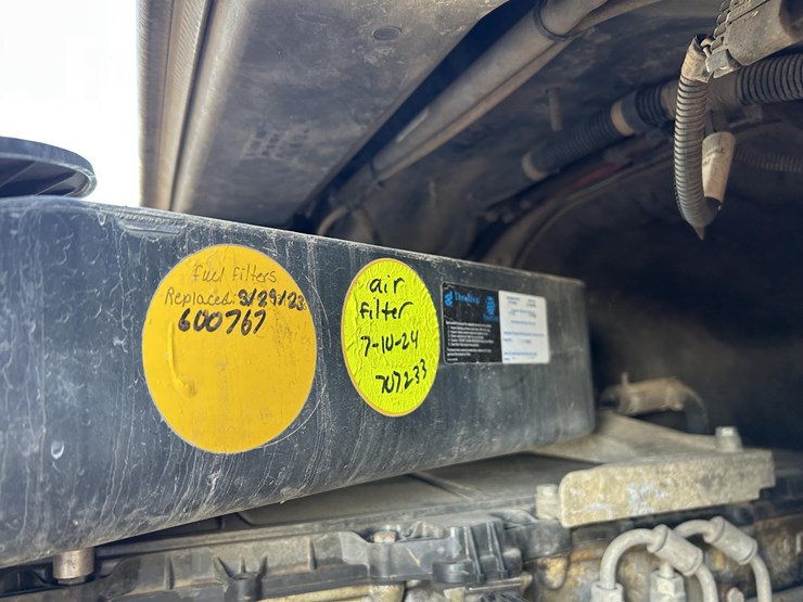 2012-freightliner-cascadia-125-image-56