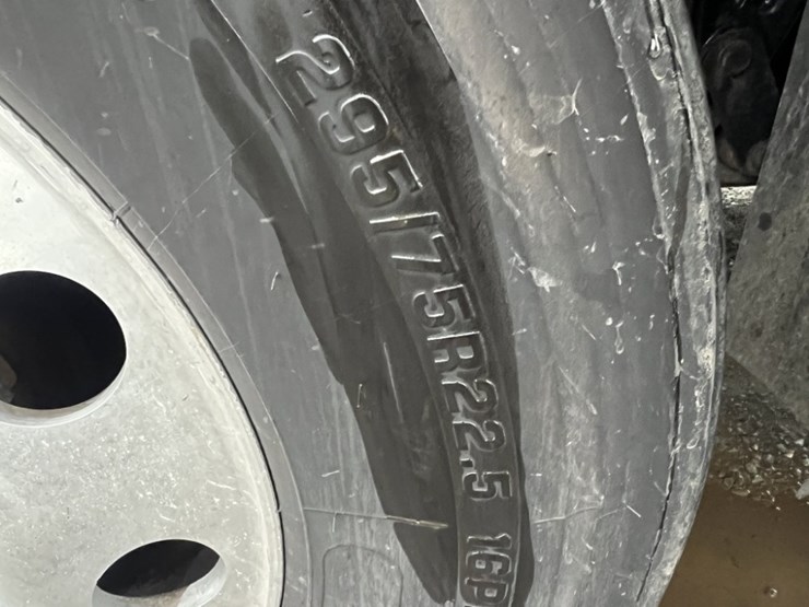 2017-freightliner-cascadia-tri-axle-truck-tractor-image-15