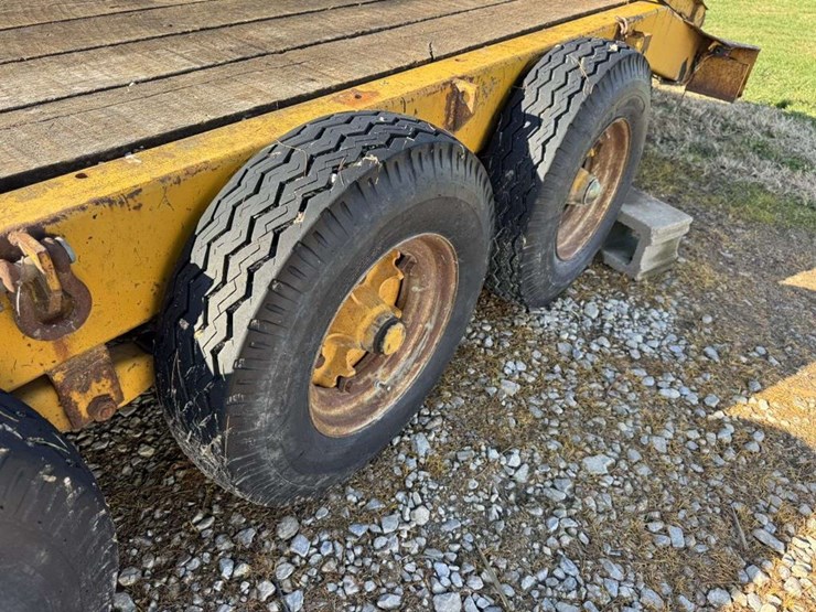 tri-axle-equipment-trailer-image-8