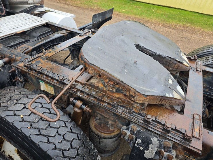 2007-freightliner-cl120-day-cab-semi,-978,000-miles,-detroit-series-60-–-14l-engine,-515hp,-10-speed-image-43