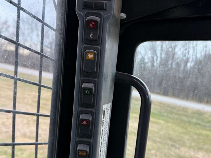 new-holland-l225-image-25