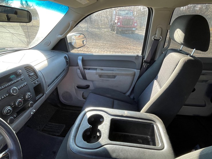 #1127-•-2013-chevrolet-silverado-pickup-truck-(has-mn-title)-image-31