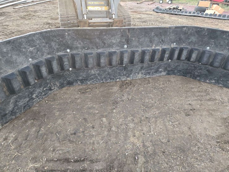 m&j-oldenburg-manufacturing-skidloader-mount-rubber-snow/manure-pusher-image-3