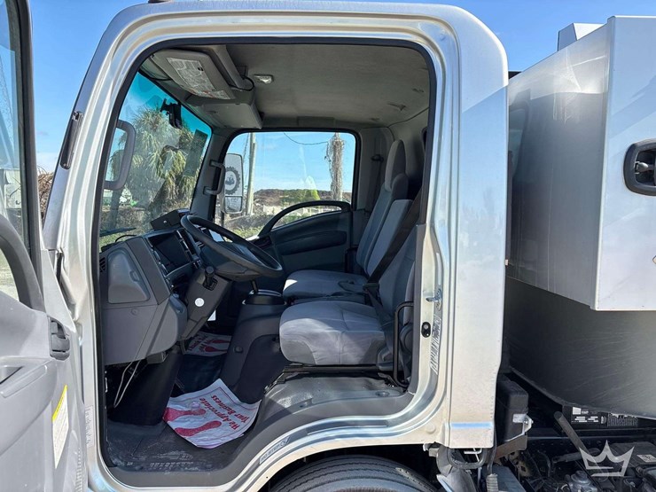 2019-isuzu-nrr-image-6