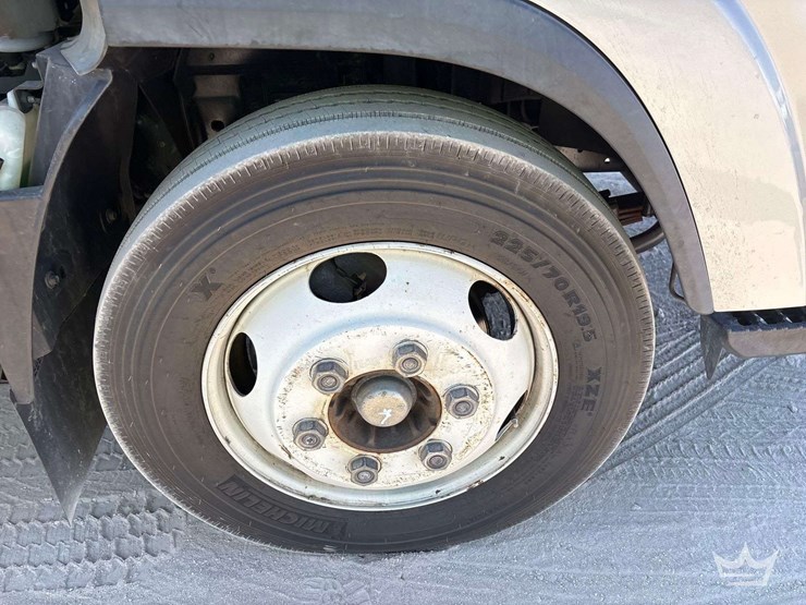 2019-isuzu-nrr-image-28