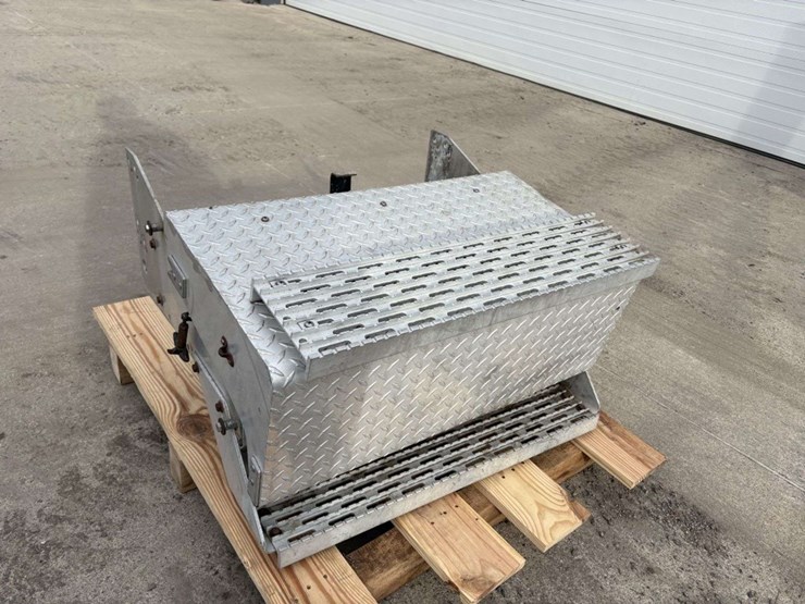 aluminum-battery/step-box,-32”-wide-image-1