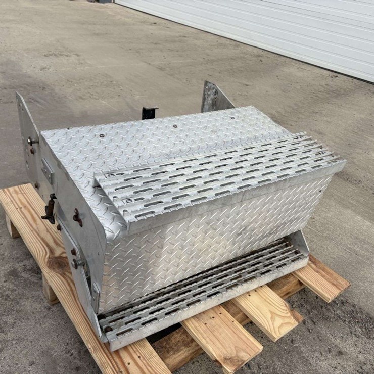 Aluminum Battery/Step Box, 32” Wide