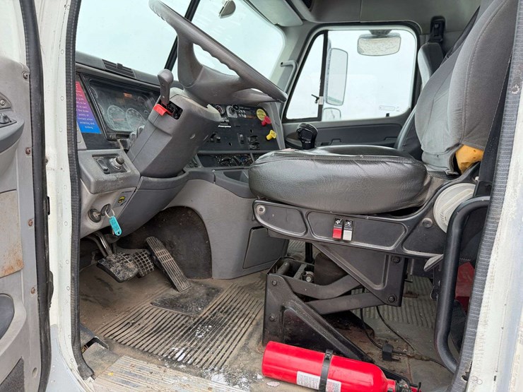 2006-freightliner-columbia-grain-truck,-549,000-miles,-8-year-old-box,-eaton-speed-shift-10-speed-tr-image-47