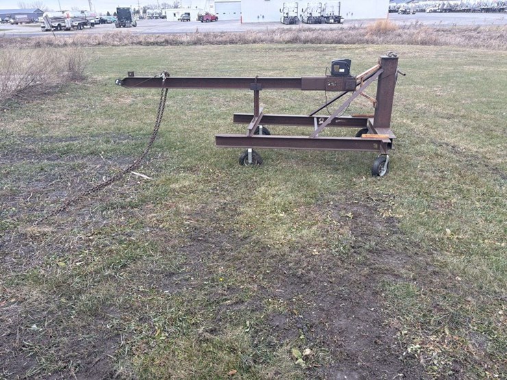 winch-boom,-with-12v-2000#-winch,-chains,-on-castor-wheels,-(tires-need-to-be-replaced)-image-1