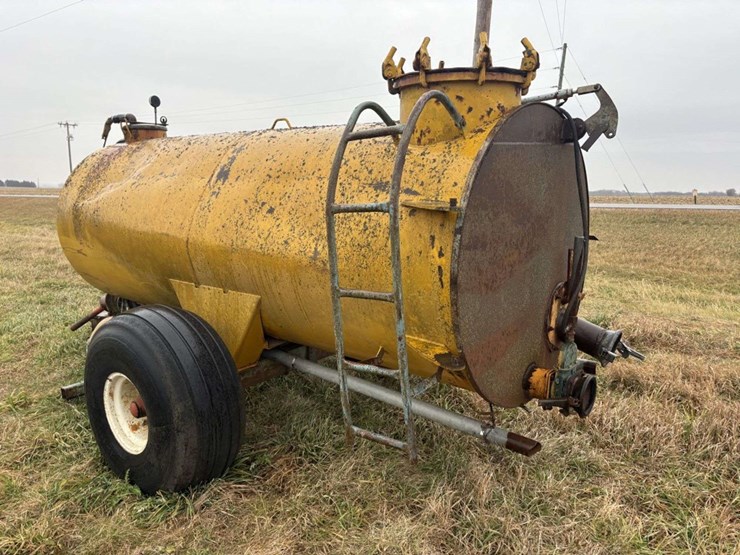 liquid-manure-vacuum-tank,-19l-16.1-tires,-540-,-(1/2-pto-missing),-(2)-hyd-injector-shanks,-approx-image-9