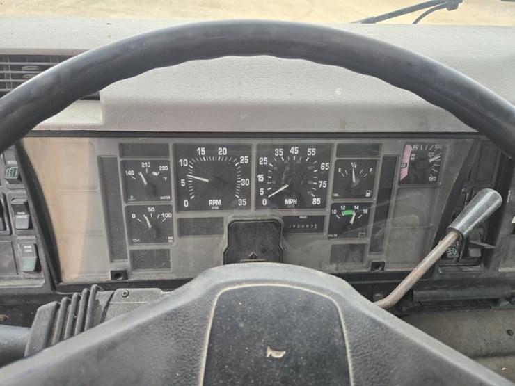 2000-international-8100-image-24