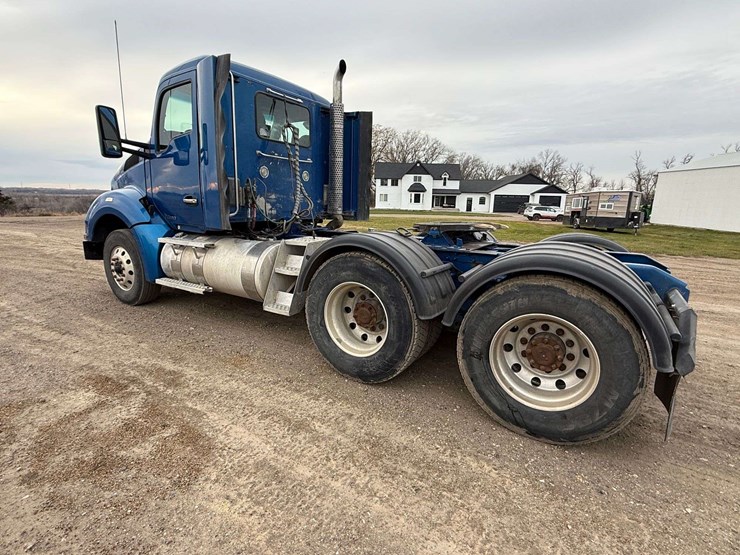 2016-kenworth-t880-image-14