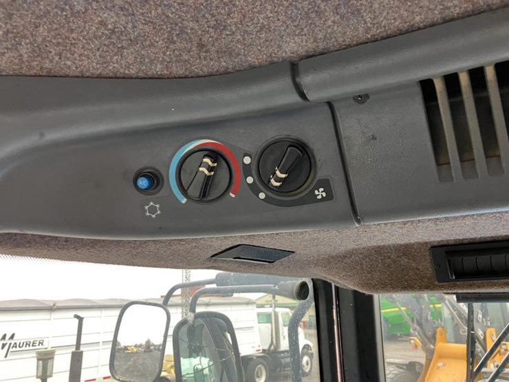 new-holland-8870-image-25