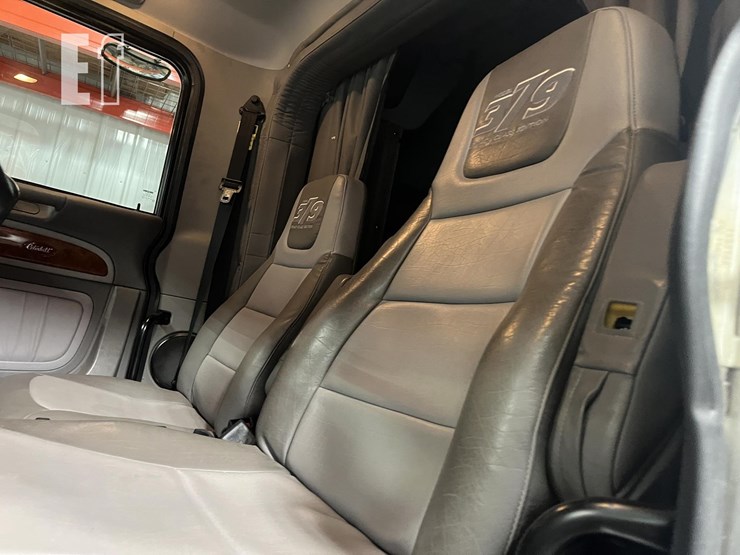 2007-peterbilt-379-image-15