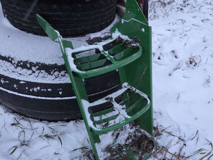 jd-3-step-for-tractor-not-sure-what-models-it-fits.-this-item-is-located-in-south-dakota,-therefore-image-1