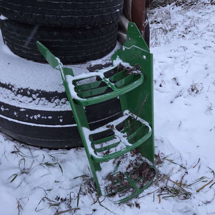 JD 3 step for tractor not sure what models it fits. This Item is Located in South Dakota, Therefore