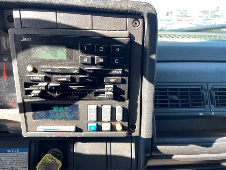 #1135-•-2002-gmc-c6500-van-truck-(has-mn-title)-image-32