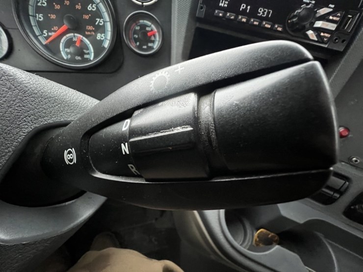 2017-freightliner-cascadia-tri-axle-truck-tractor-image-38