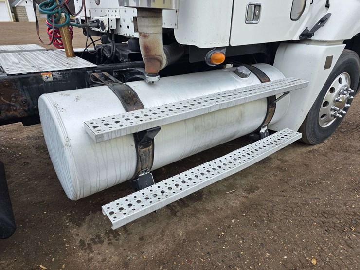 2007-freightliner-cl120-day-cab-semi,-978,000-miles,-detroit-series-60-–-14l-engine,-515hp,-10-speed-image-60