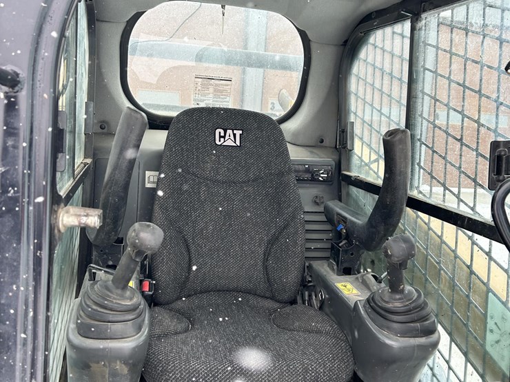 2016-caterpillar-259d-image-37