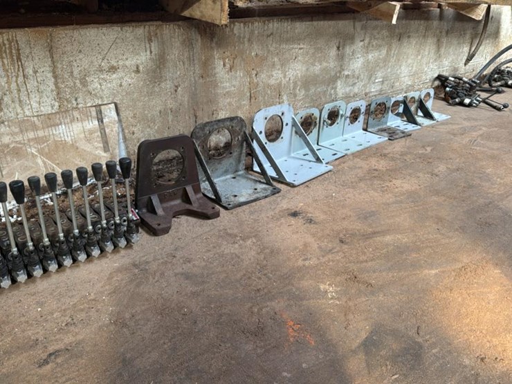 #180-•-hydraulic-valves-and-motor-mounts-image-1