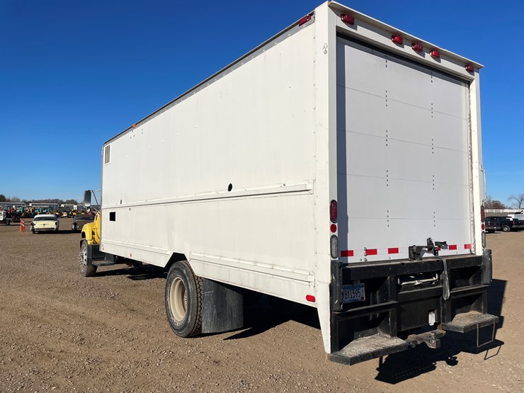 #1135-•-2002-gmc-c6500-van-truck-(has-mn-title)-image-2