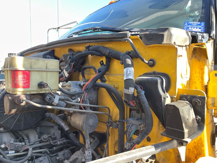 #1135-•-2002-gmc-c6500-van-truck-(has-mn-title)-image-38