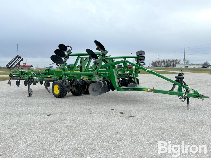 2023-john-deere-2730-image-3