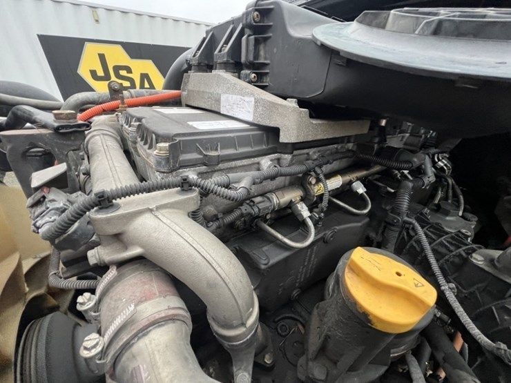 2017-freightliner-cascadia-tri-axle-truck-tractor-image-12