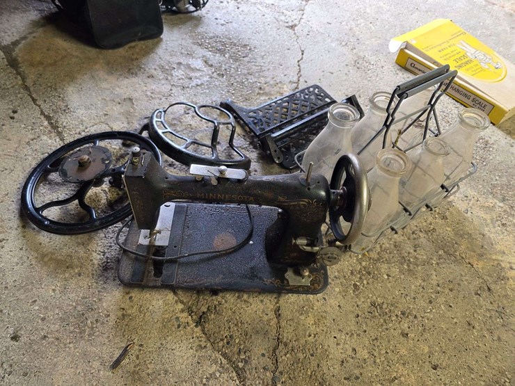 milk-carrier-with-6-glass-bottles,-minnesota-sewing-machine-w/misc-parts-image-6