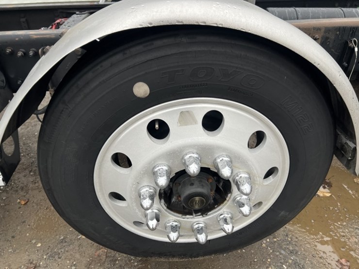 2017-freightliner-cascadia-tri-axle-truck-tractor-image-16