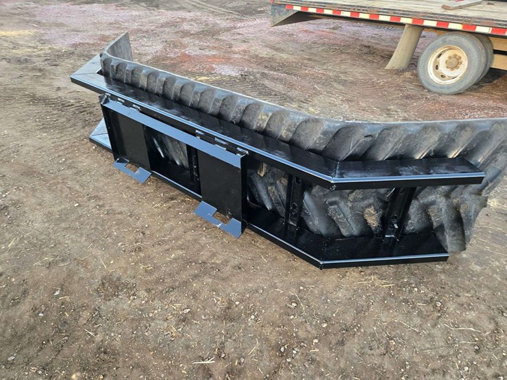 m&j-oldenburg-manufacturing-skidloader-mount-rubber-snow/manure-pusher-image-1