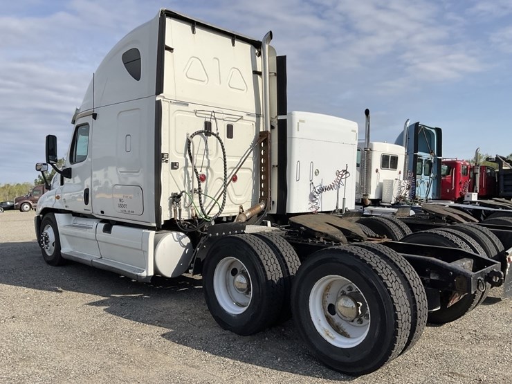 2011-freightliner-cascadia-125-image-6