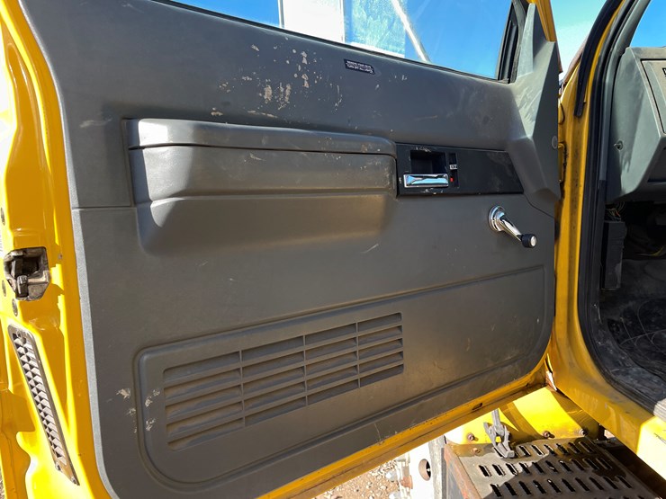 #1135-•-2002-gmc-c6500-van-truck-(has-mn-title)-image-26