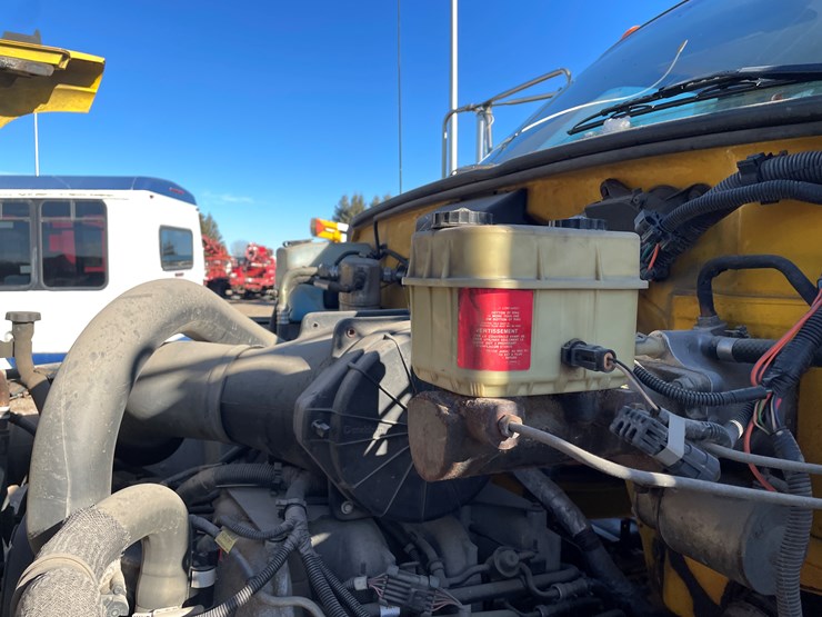 #1135-•-2002-gmc-c6500-van-truck-(has-mn-title)-image-37