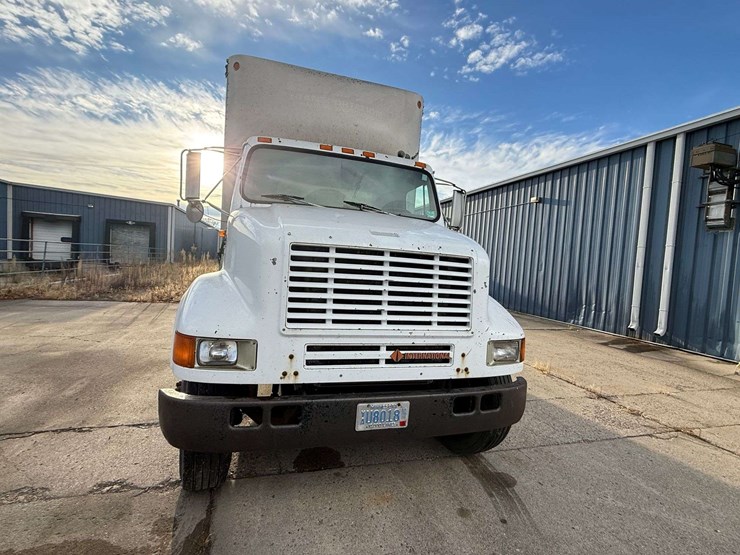1992-international-805-box-truck,-shows-54,622-miles,-9-speed-transmission,-11r22.5-tires,-26.5’-box-image-4