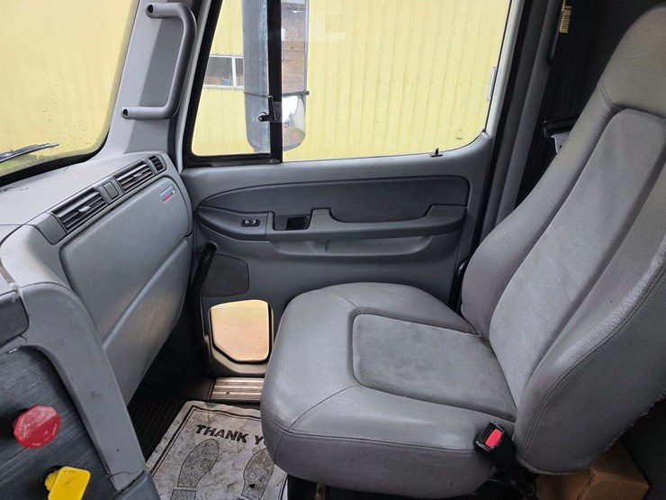 2007-freightliner-cl120-day-cab-semi,-978,000-miles,-detroit-series-60-–-14l-engine,-515hp,-10-speed-image-31