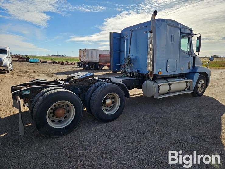 1999-freightliner-flc120-image-5