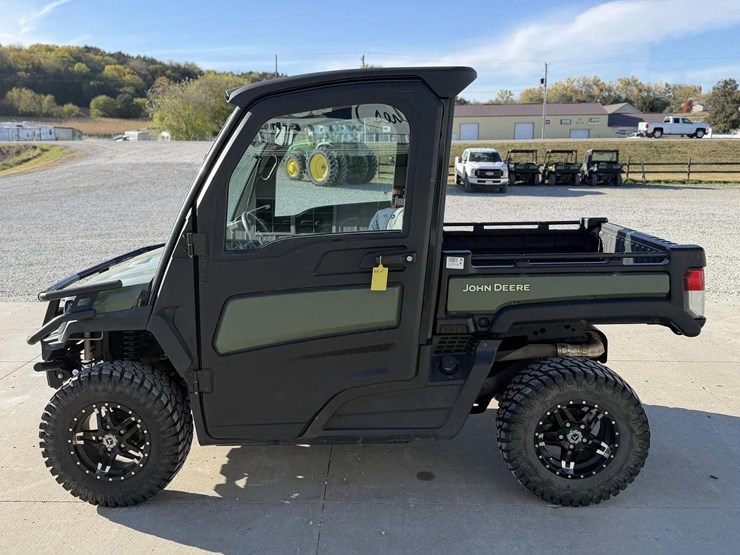 2022-john-deere-gator-xuv-835r-image-1
