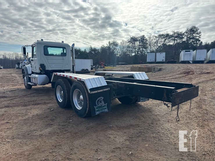 2016-mack-granite-gu433-image-6